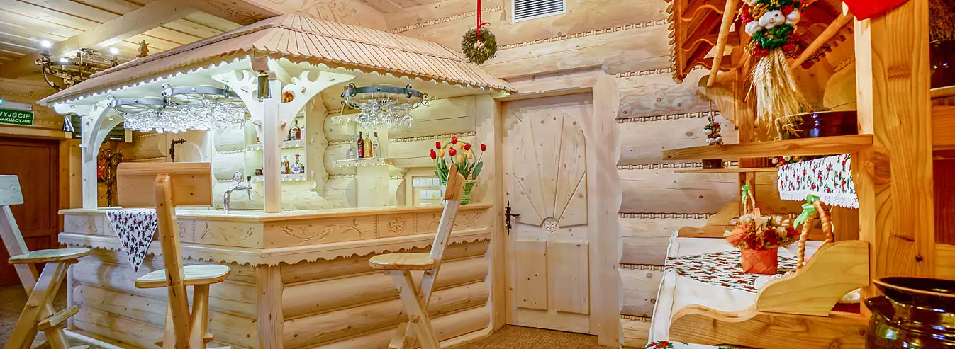 Hotelli Białka Tatrzańska Tatry loma vuoristossa Puola - näkymä puiseen baariin