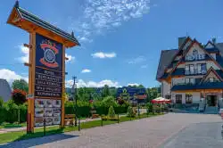 Näkymä Liptakówka-hotelliin sisäänkäynnistä