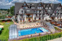 Liptakówka Hotel – ylhäältä näkymä uima-altaalle