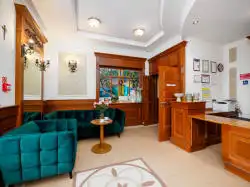 Vastaanotto sisäänkäynnistä nähtynä