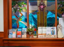 Näyttely karttoineen hotellissa