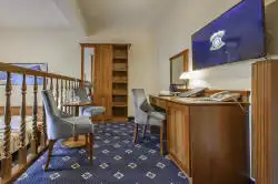 Huone, jossa on pöytä ja työpöytä