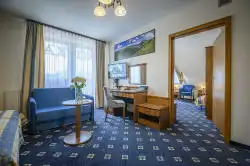 Huone, jossa sängyt ja sohva