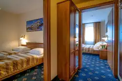 Hotellihuoneet käytävältä