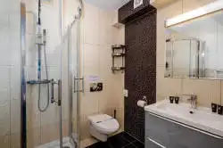 Kylpyhuone – näkymä vasemmalta