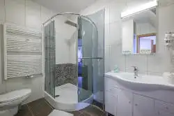 Kylpyhuone suihkulla