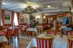 Ruokasali sisäänkäynnillä