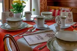 Katettu pöytä ruokalistalla