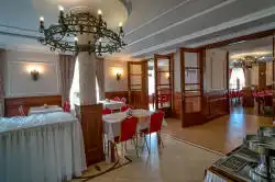 Ruokasali, josta on näkymät sisäänkäynneille