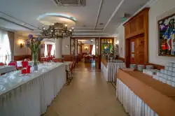 Ruokasali, josta on näkymät toiseen huoneeseen