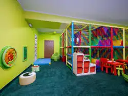 Lasten leikkihuone – esteitä, palikoita, kiipeilyä