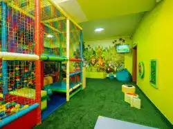 Leikkihuone – näkymä sisäänkäynnistä