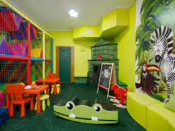 Leikkihuone – pöydät ja puffit lapsille