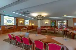 Ruokasali yhdistetyillä pöydillä