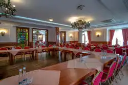 Ruokasali yhdistetyillä pöydillä – erilainen näkemys