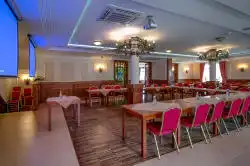 Yhdistetyt ruokapöydät – näkymä sivulta