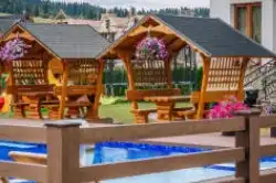 Hotelli Białka Tatrzańska Tatry - uima-altaat pöydillä